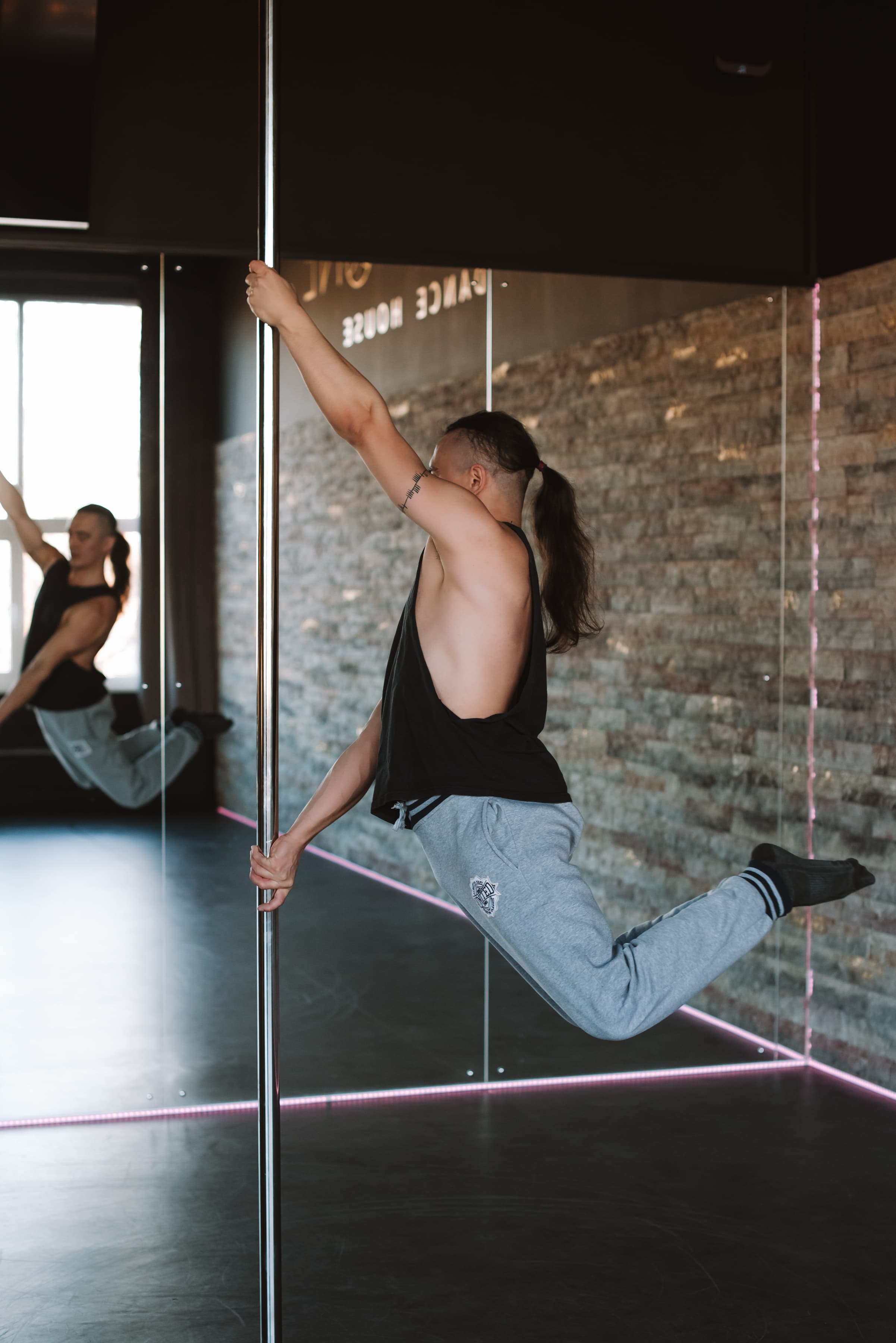 Pole Tricks & Contemporary